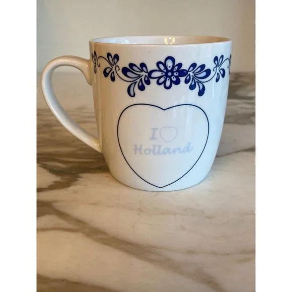 Excellent Souvenir Holland Dutch Kissing Couple Blue White Ceramic Coffee Mug - Picture 2 of 4